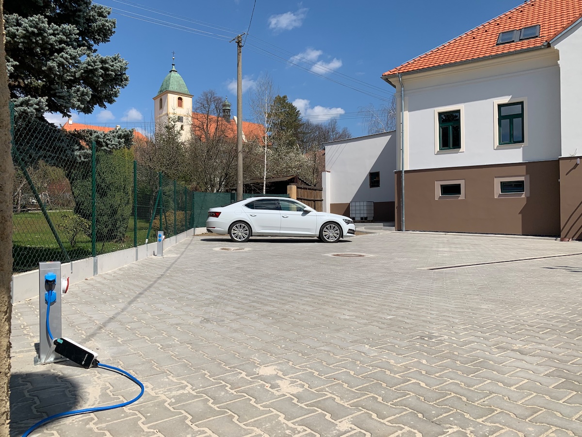 Plocha pro parkování na zahradě domu