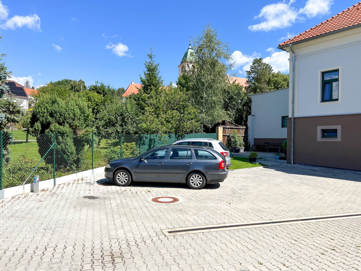 Pohled na zahradu a na plochu pro parkování