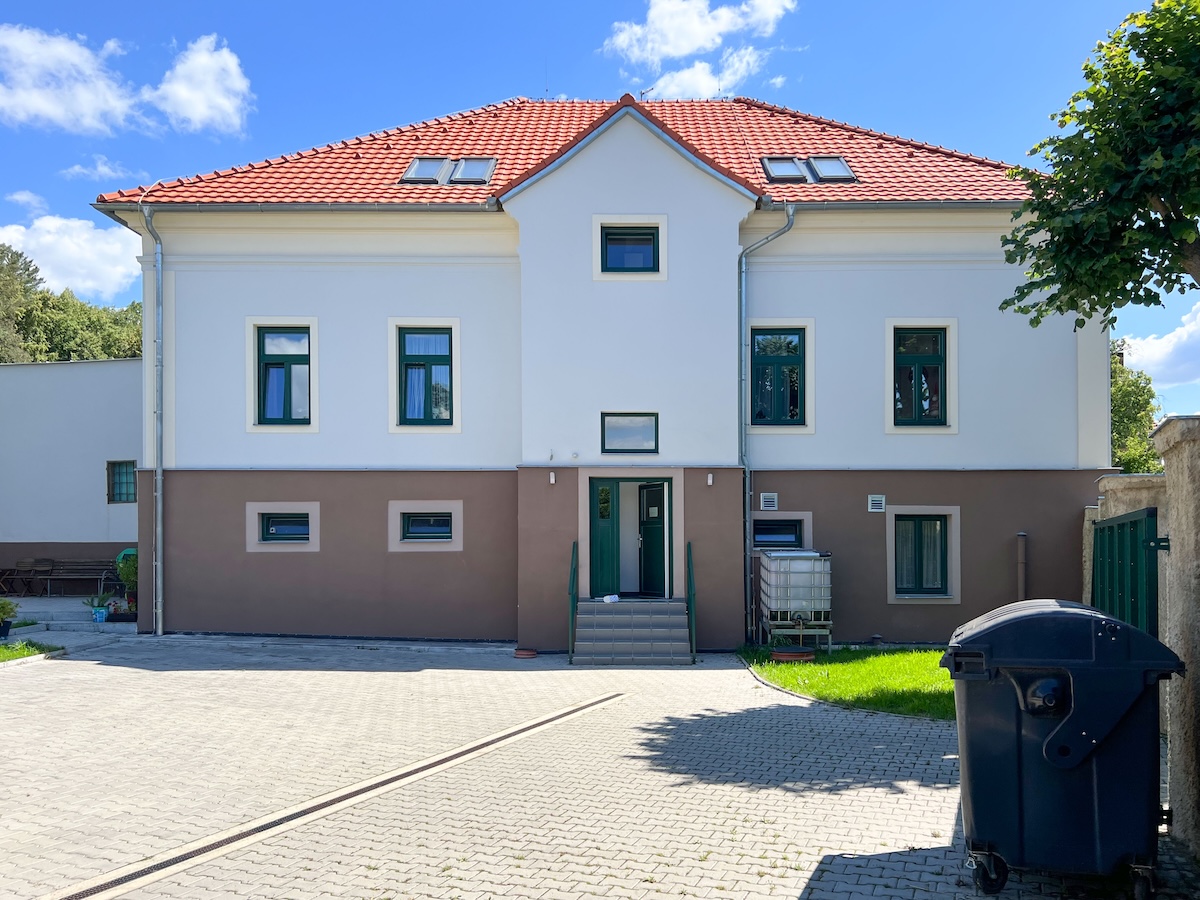 Pohled na zahradu a na plochu pro parkování